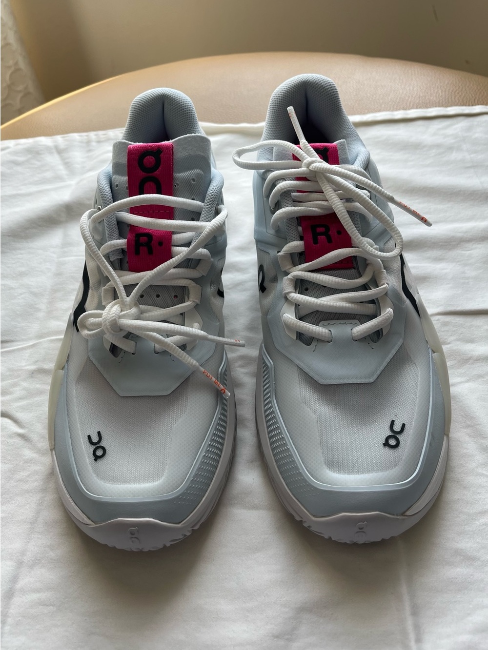On Clouds The Roger Pro 2 Tennis Court Shoe in Arctic Pink Sz 9.5 - Picture 3 of 9